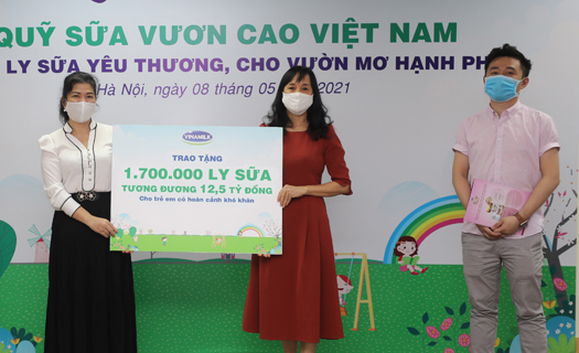 1,7 triệu hộp sữa được Vinamilk gửi đến trẻ em khó khăn qua quỹ sữa vươn cao Việt Nam